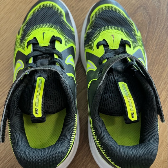 Nike Cosmic Runner Sneakers - Picture 3 of 8